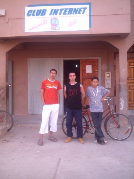 a cote de cyber cifm chez abdellah la photo de mes amis:de abdellah +ahmed+id3abd